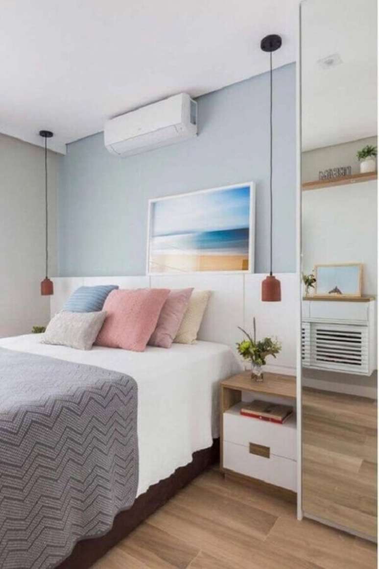 23. Decoração clean com almofadas coloridas para cama box – Foto: Pinterest