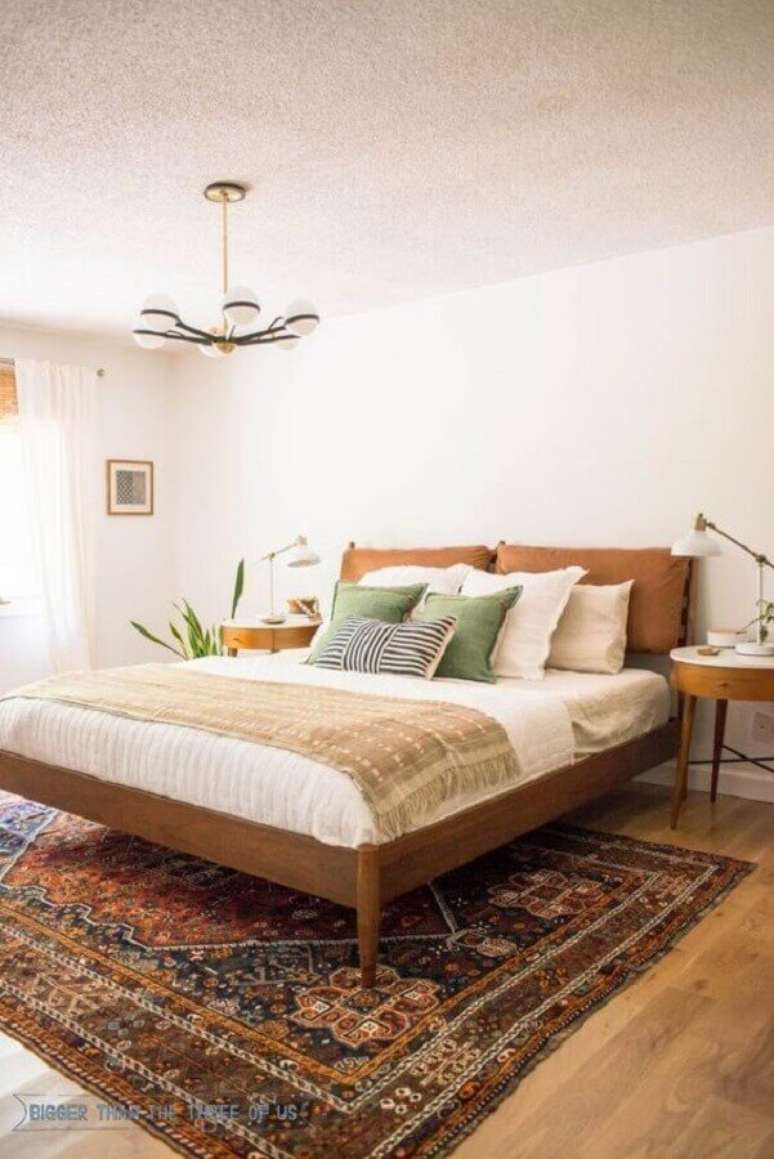 19. Decoração clean com almofadas para quarto de casal com cama de madeira – Foto: Angel Food Style