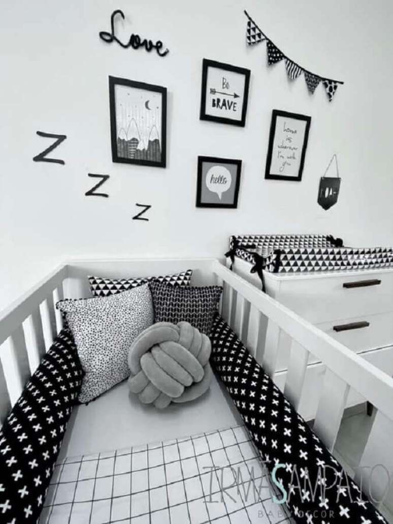 24. Decoração em preto e branco com almofadas para quarto de bebê – Foto: Irmãs Sampaio