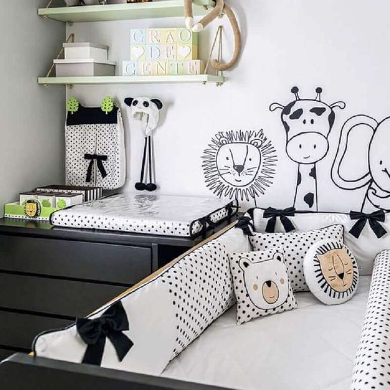 26. Decoração com almofadas para quarto de bebê moderno branco e preto – Foto: Grão de Gente