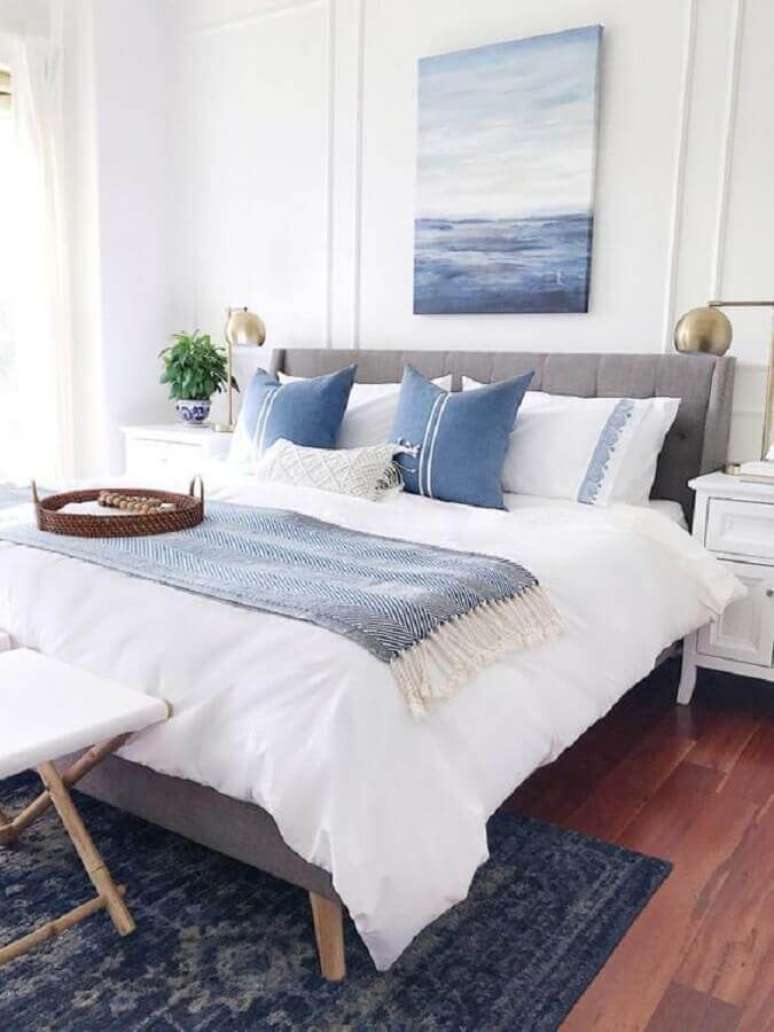 27. Almofadas para quarto de casal azul e branco – Foto: Apartment Therapy