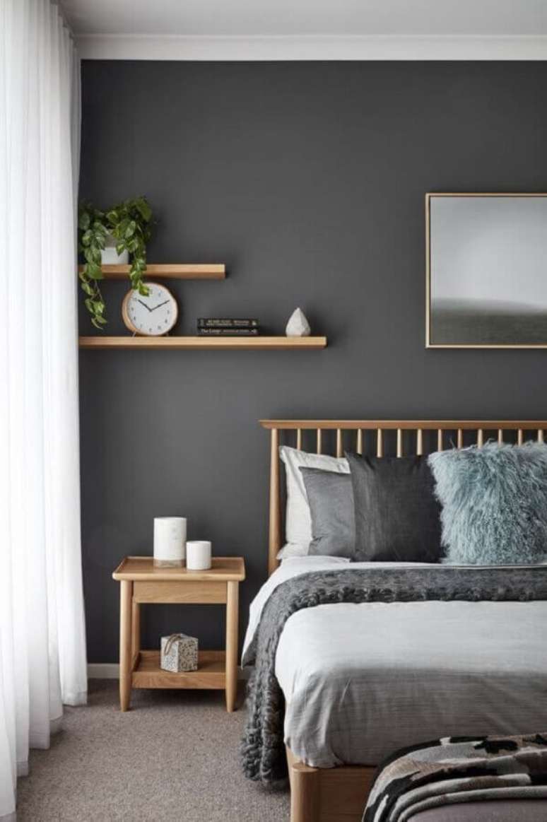 28. Quarto cinza decorado com móveis de madeira e almofadas para cama box – Foto: Apartment Therapy