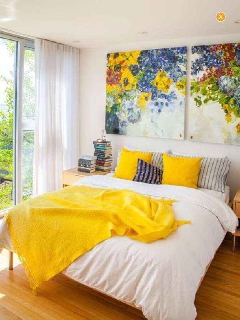 29. Decoração com almofadas para camas de casal em quarto branco e amarelo – Foto: Pinterest