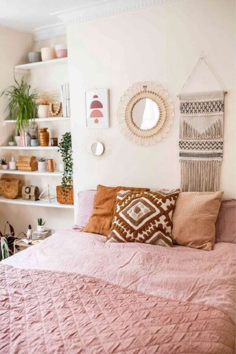 32. Almofadas para quarto feminino branco e rosa – Foto: Pinterest