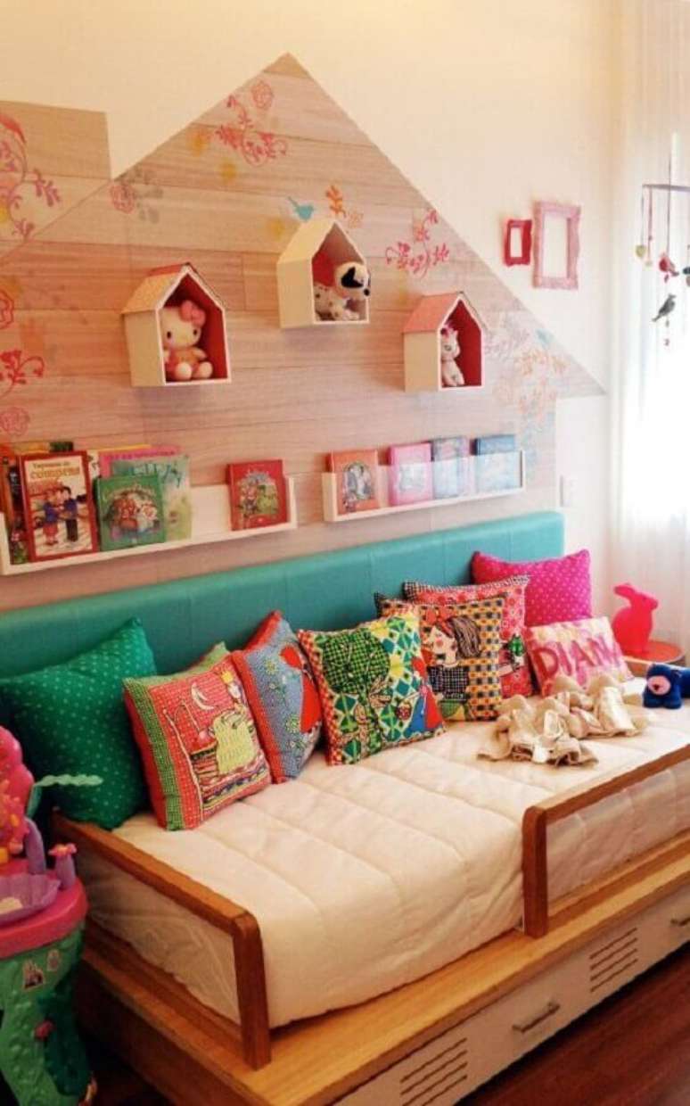 34. Decoração divertida com almofadas para quarto infantil colorido – Foto: Pinterest