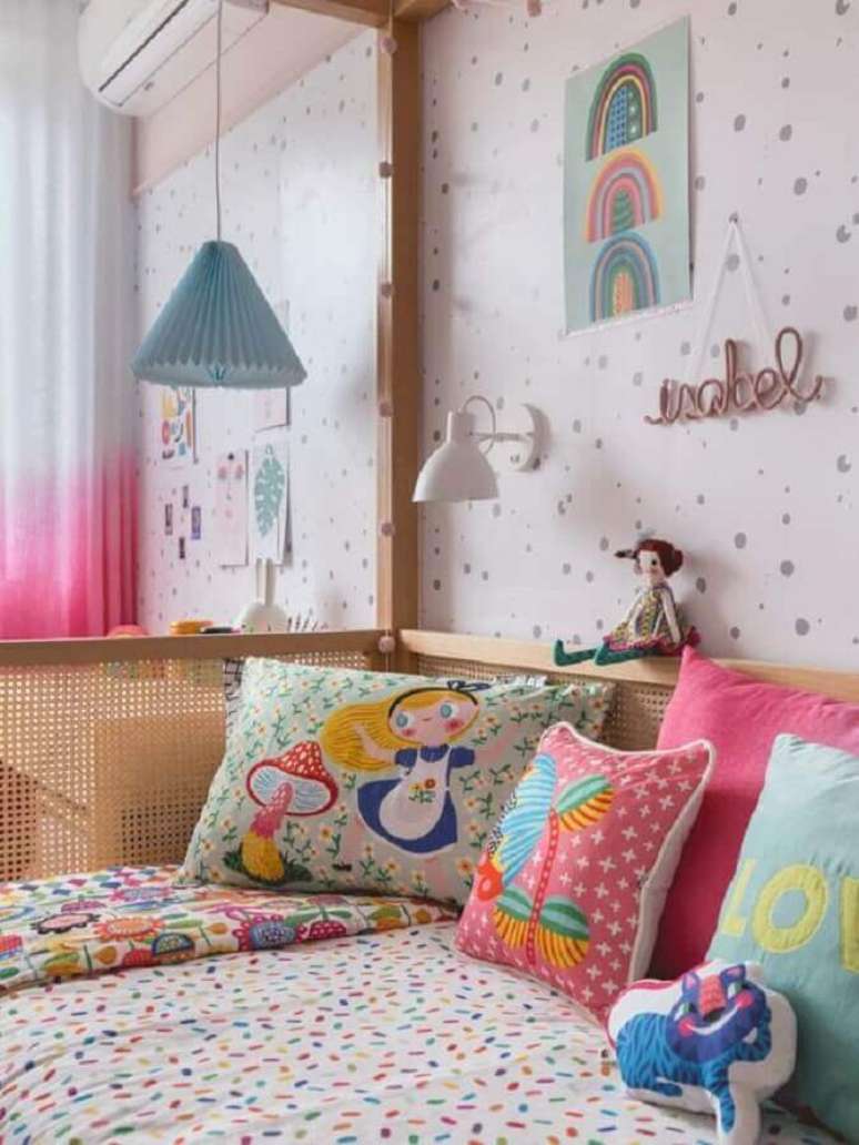 37. Decoração colorida com almofadas para cama de solteiro infantil – Foto: Mimoo Toys