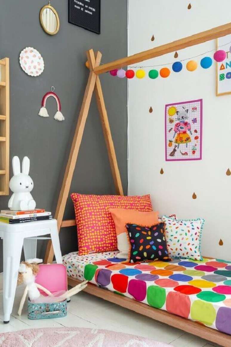 7. Invista em modelos bem coloridos e divertidos de almofadas para quarto infantil – Foto: Pinterest