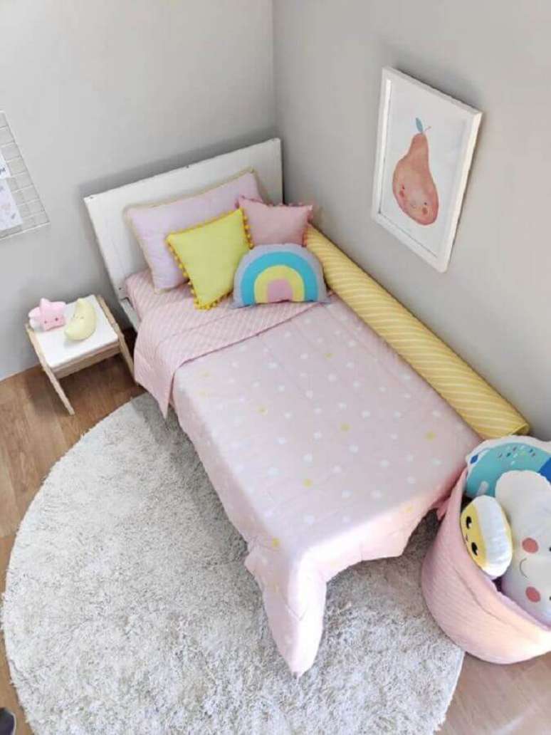 39. Para o quarto infantil é válido investir em modelos coloridos e divertidos de almofadas para cama – Foto: Coisinhas Bacanas