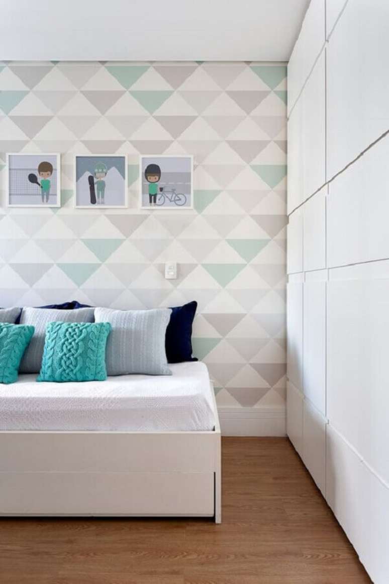 40. Quarto decorado com papel de parede geométrico e almofadas para camas de solteiro – Foto: Casa de Valentina