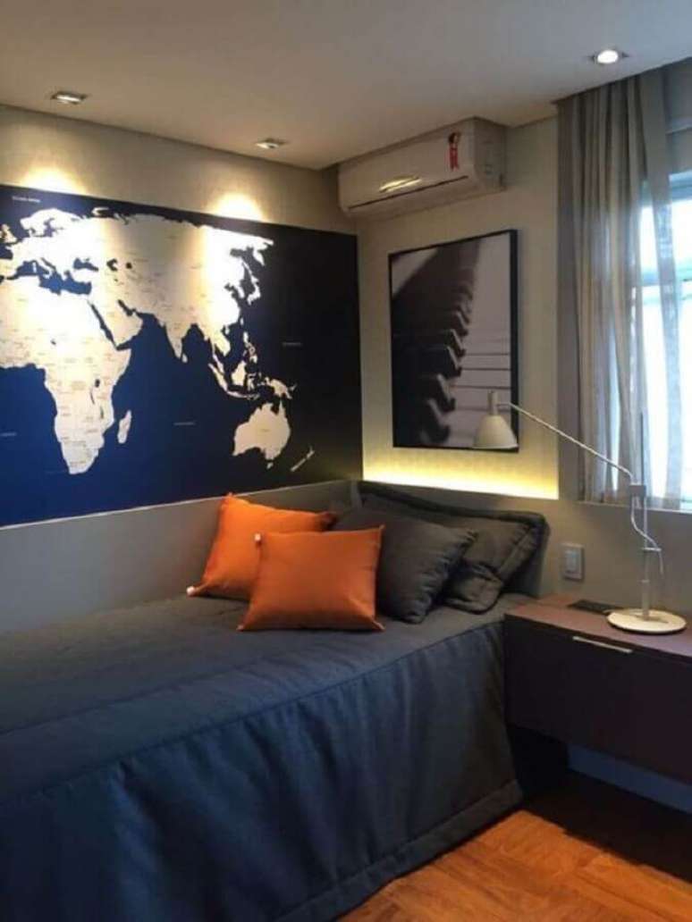 42. Almofadas para camas de solteiro em quarto masculino cinza com mapa na parede – Foto: Pinterest