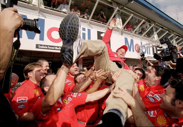 Rubens Barrichello celebrando com a Ferrari 
