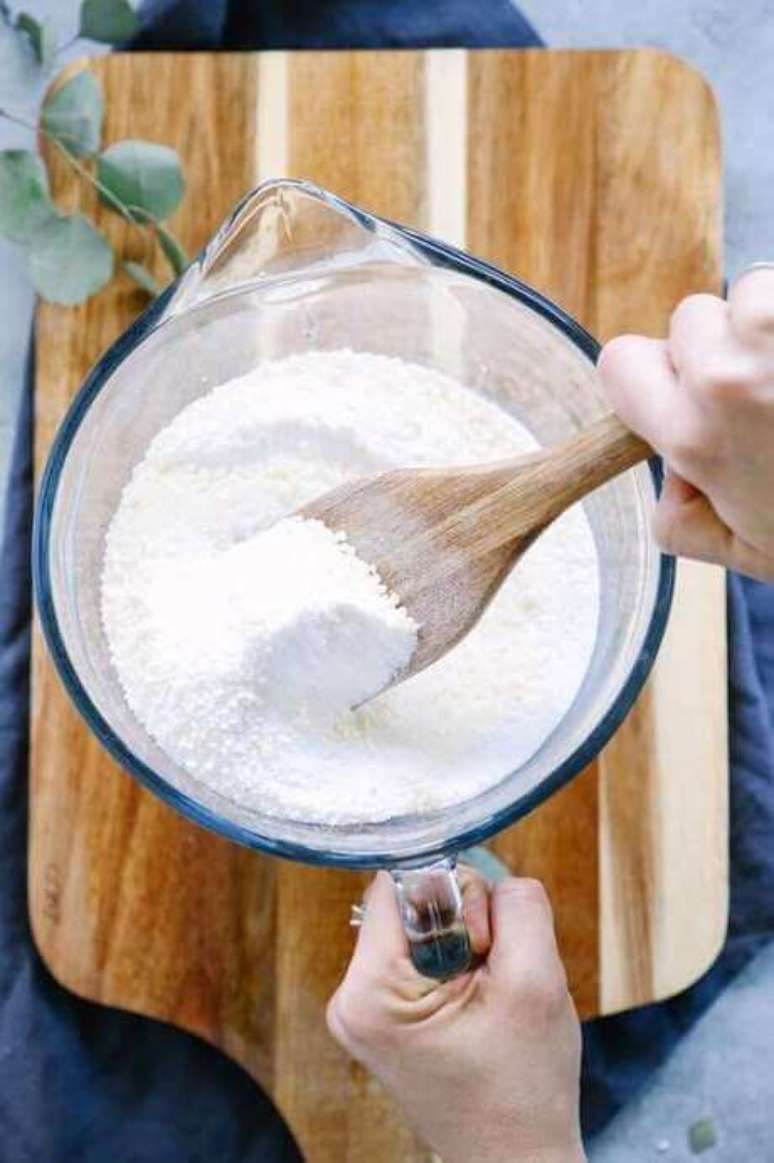 4. Siga a receita de como fazer sabão de coco em pó para lavar roupas – via: Pinterest