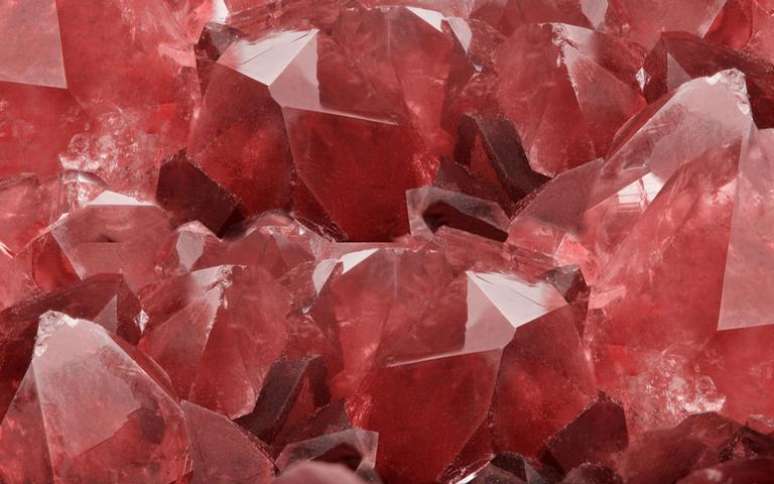 Descubra o poder dos cristais vermelhos -