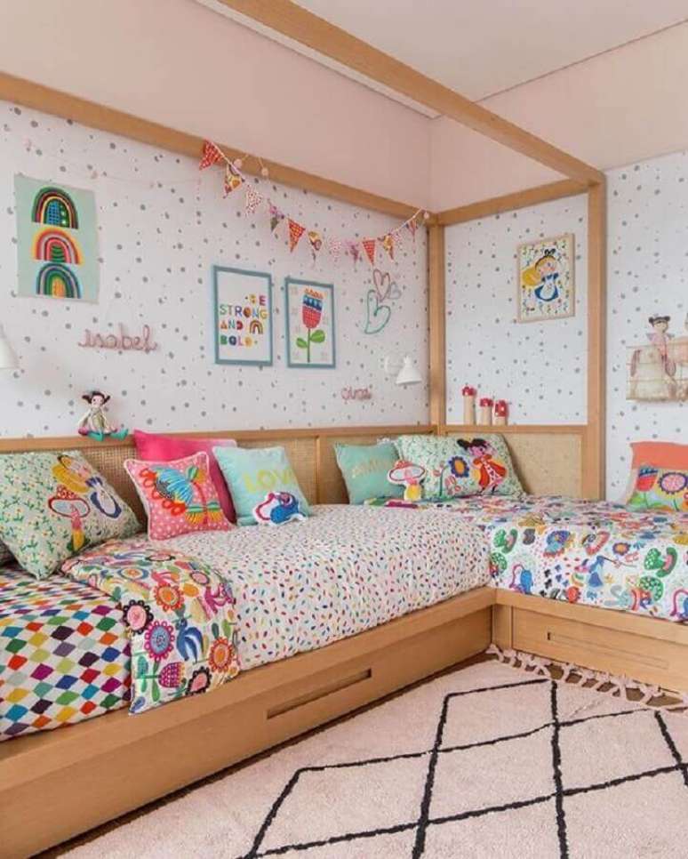 46. Decora&ccedil;&atilde;o divertida com modelos coloridos de almofadas para quarto infantil &ndash; Foto: Hana Lerner Arquitetura