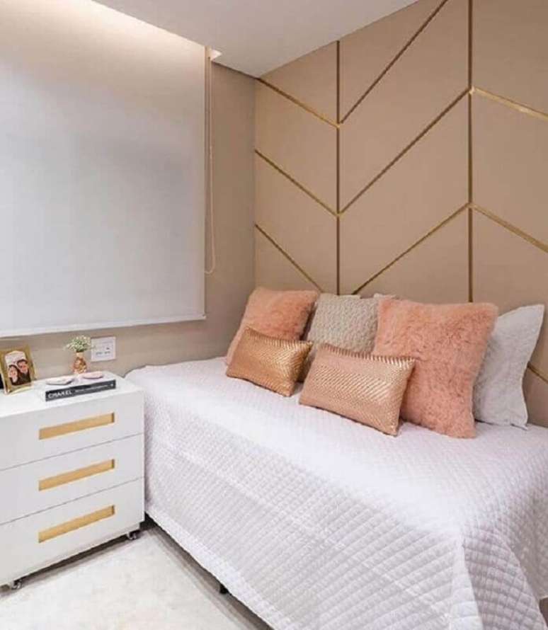 50. Decoração moderna com almofadas para quarto feminino branco e rosa – Foto: Jeito de Casa