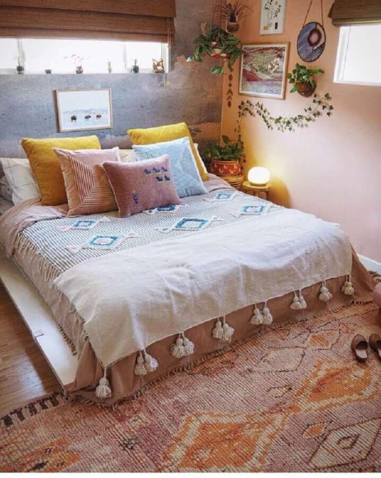 56. Decoração com estilo boho para quarto com almofadas decorativas para cama – Foto: Sigrid & Co.