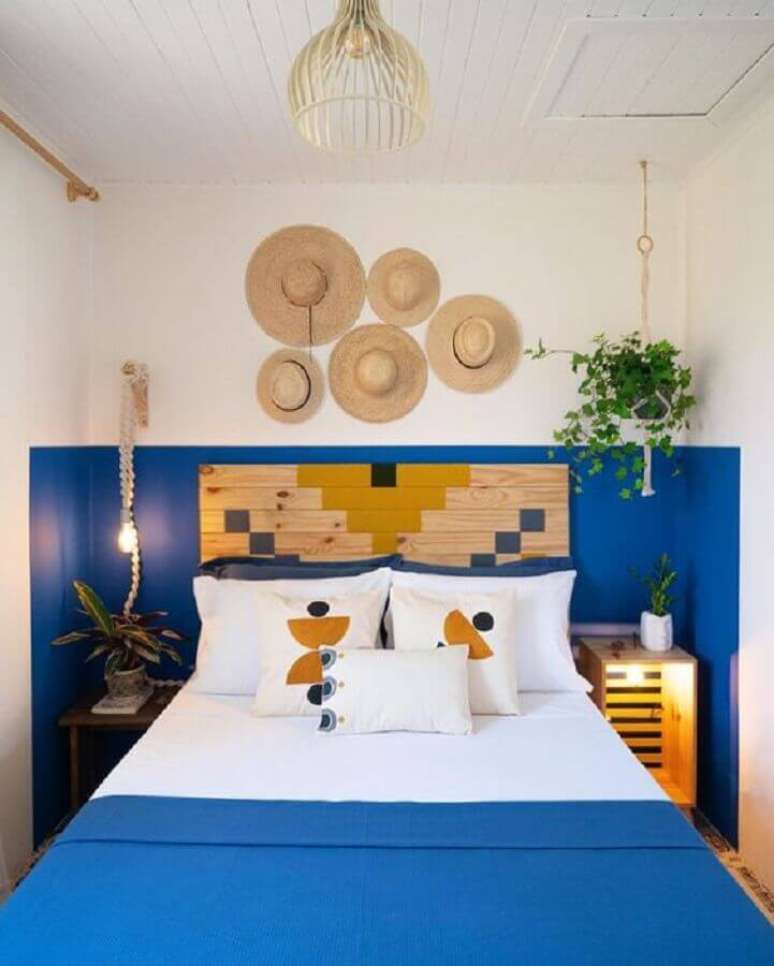 58. Decoração simples para quarto azul e branco com almofadas para camas de casal – Foto: Pinterest