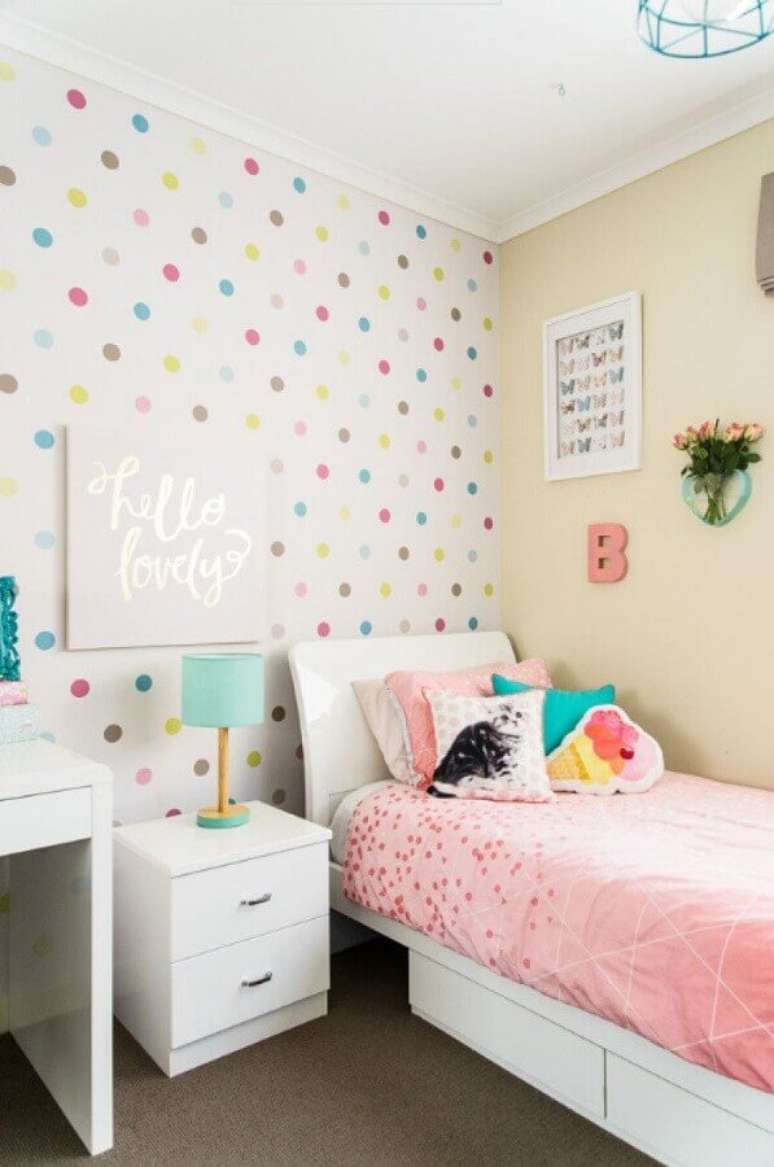 6. Quarto decorado com papel de parede de bolinhas coloridas e almofadas para camas de solteiro – Foto: Pinterest