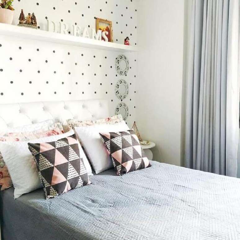 63. Decoração com almofadas para cama em quarto jovem com papel de parede de poas – Foto: Jeito de Casa