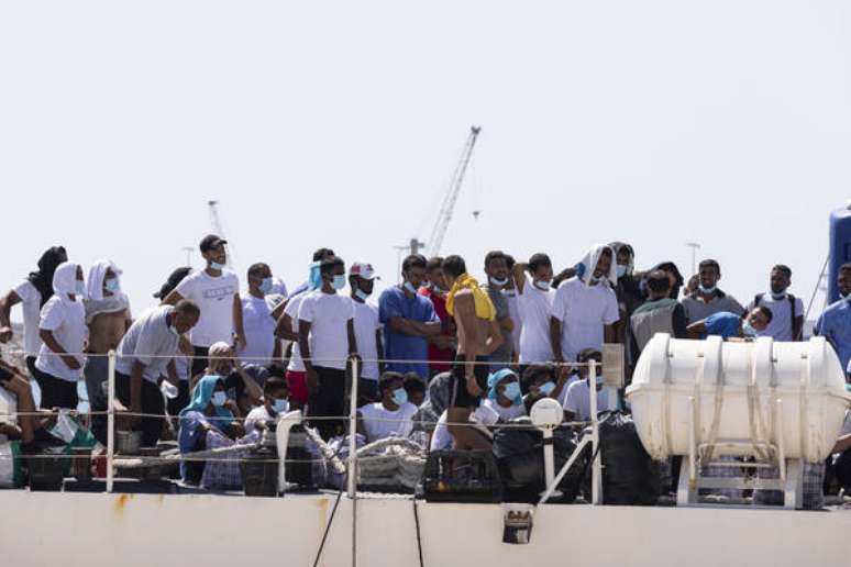 Migrantes que chegaram à Itália via Lampedusa desembarcam em Pozzallo, na Sicília