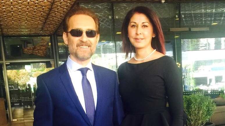 Farhad Darya ao lado da esposa, Sultana; eles vivem nos EUA e se posicionam publicamente pelos direitos das mulheres no Afeganistão