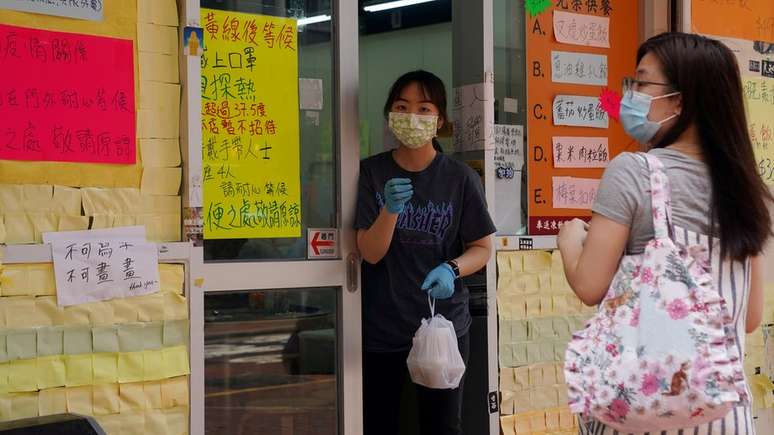 O governo de Hong Kong agora proibiu reuniões de mais de duas pessoas e suspendeu todos os serviços de refeições