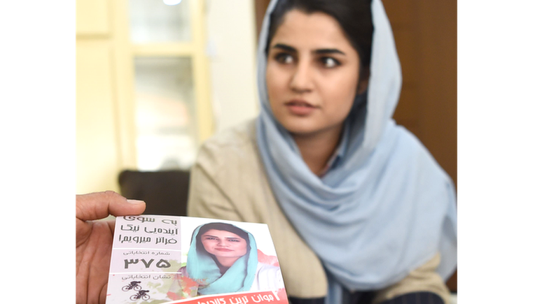 A parlamentar Maryam Sama se tornou uma voz no legislativo afegão a favor da campanha WhereIsMyName? ("Onde está meu nome?")