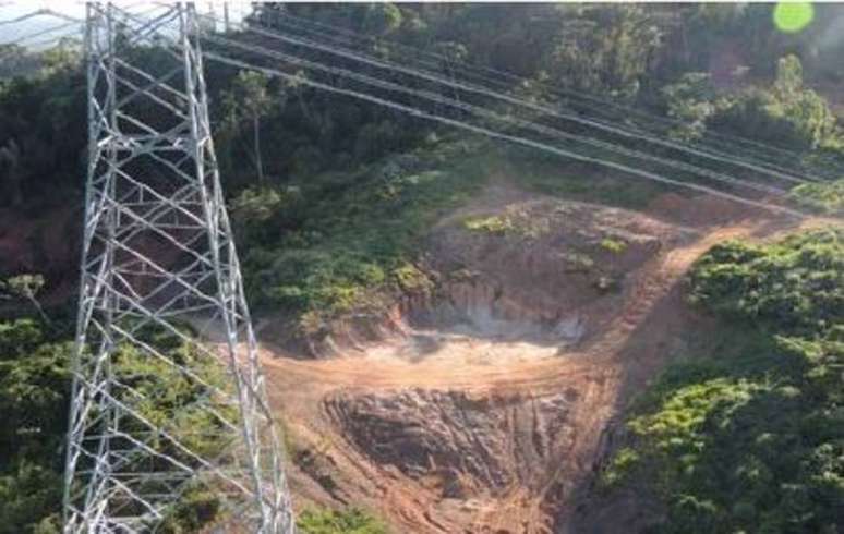 Imagem aérea mostra área desmatada para exploração do garimpo.