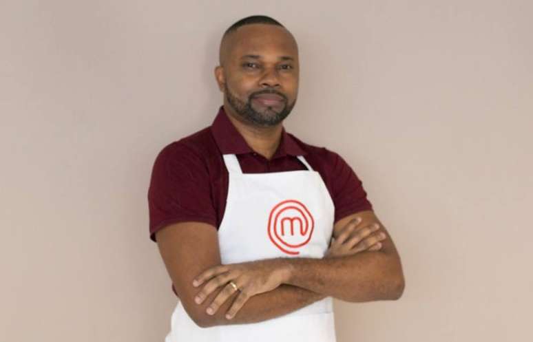 Aos 42 anos, o engenheiro elétrico Marcos nasceu em Santos e tem a ideia de que boa comida mantém a família unida. Gosta de usar temperos de outros países em suas receitas.  