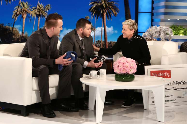 Stephen Schuck e segurança Jesus Campos, do Mandalay Bay Resort e Casino in Las Vegas, são entrevistados por Ellen DeGeneres durante gravação do programa "The Ellen DeGeneres Show" em Burbank, Califórnia
18/10/2017  
 Michael Rozman/Warner Bros./via REUTERS   