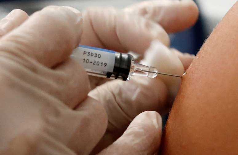 Pessoa é vacinada em campanha de vacinação contra a gripe sazonal em Nice, na França
24/10/2018
REUTERS/Eric Gaillard