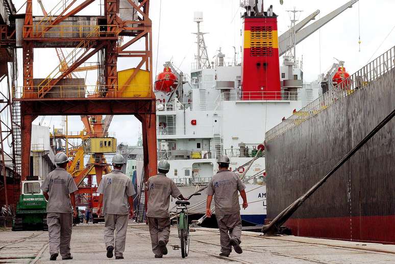 Trabalhadores no porto de Paranaguá (PR) 
23/03/2004
REUTERS/Rodolfo Buhrer