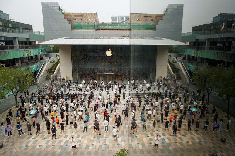 Multid&atilde;o aguardando para entrar em nova loja da Apple em Pequim, aberta neste m&ecirc;s.
REUTERS/Thomas Peter