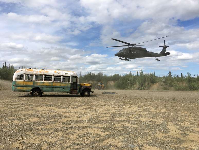 Helicóptero do Exército do Alasca sobrevoa ônibus de “Na Natureza Selvagem" , depois que o veículo foi retirado do local onde estava
18/06/2020
Departmento de Recursos Naturais do Alasca/Divulgação via REUTERS