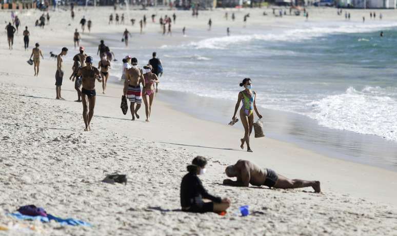 Pessoas na praia de Copacabna, no Rio de Janeiro
28/07/2020
REUTERS/Ricardo Moraes