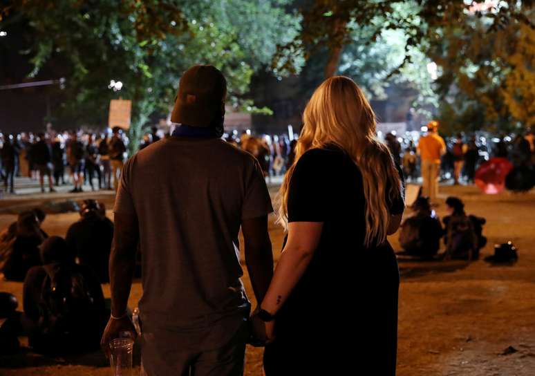 Pessoas participam de protesto contra desigualdade racial e violência policial em Portland
30/07/2020
REUTERS/Caitlin Ochs