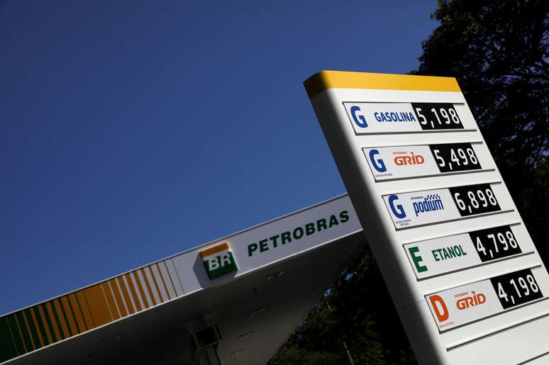 Placa com preços de combustíveis em posto no Rio de Janeiro (RJ) 
09/03/2020
REUTERS/Ricardo Moraes