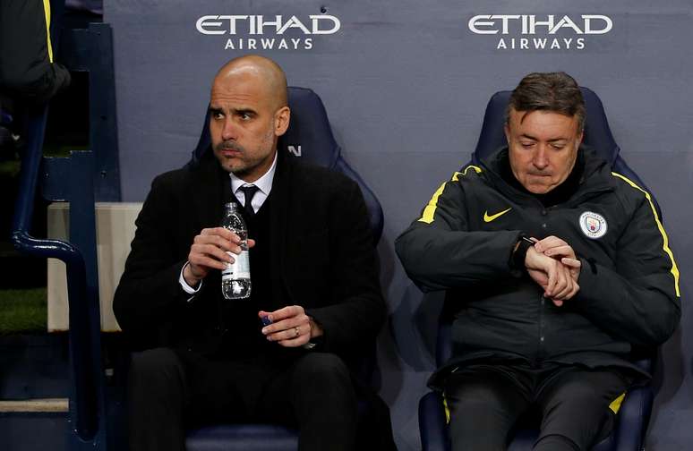 Domènec Torrent (à direita) senta ao lado de Pep Guardiola durante jogo do Manchester City contra o Tottenham Hotspur 
21/01/2017
Reuters / Andrew Yates 