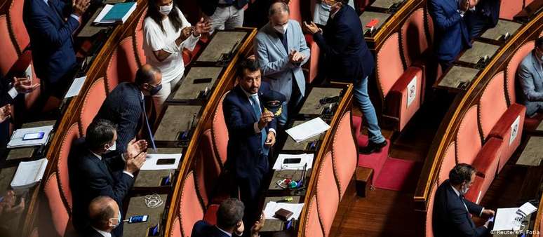 Durante a votação no Senado, Salvini chegou a exibir um chapéu da guarda costeira italiana