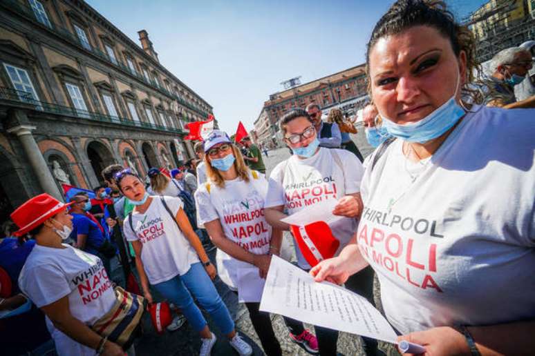 Trabalhadores da Whirlpool protestam contra fechamento de fábrica em Nápoles