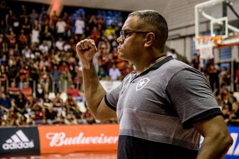 Léo Figueiró esteve dois anos como técnico do time de basquete alvinegro (Foto: Leila Losilla)