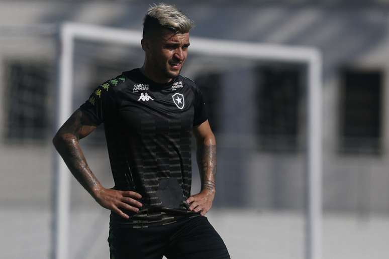 Victor Luis pode reestrear no clássico contra o Tricolor (Foto: Vítor Silva/Botafogo)