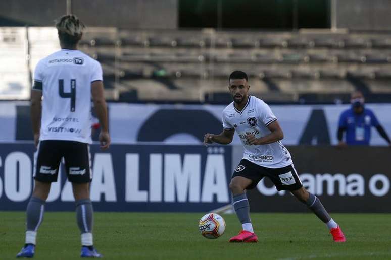 Honda e Caio Alexandre formam dupla afinada no meio-campo alvinegro (Foto: Vítor Silva/Botafogo)