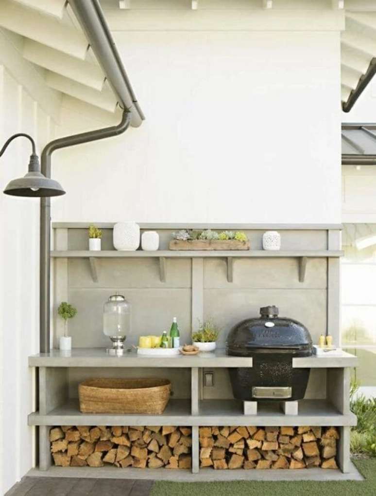 3. A churrasqueira portátil à carvão foi posicionada no terraço. Projeto por Eric Olsen Design