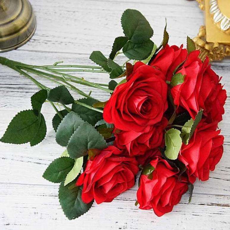 61. Arranjo de rosas vermelhas – Via: Pinterest