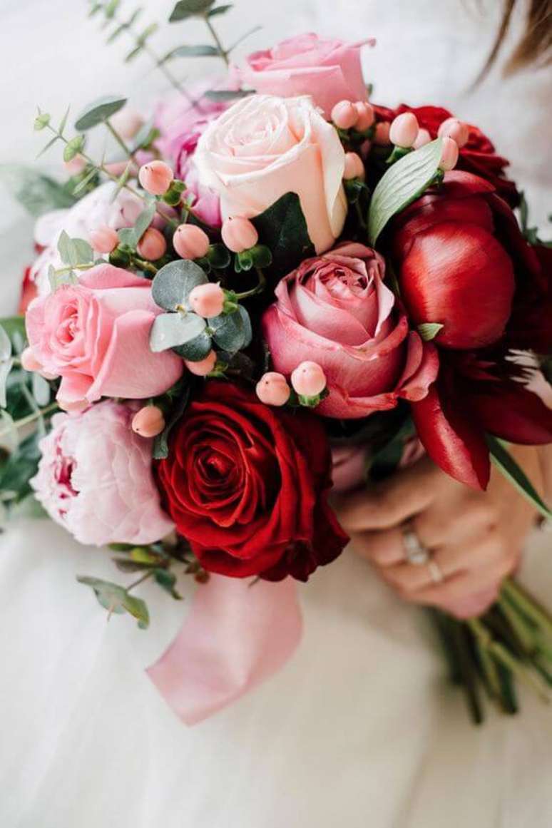 73. Buquê com rosas vermelhas e em tons de rosa – Via: Pinterest