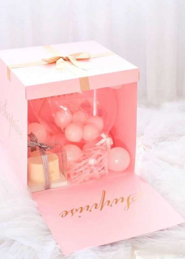 31. Decora toda cor de rosa para caixa surpresa de aniversário de amiga – Foto: Pinterest