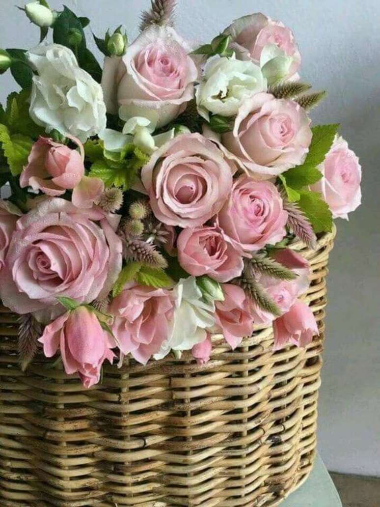12. cesta com rosas cor-de-rosa, super romântico – Via: Poetisa Carioca