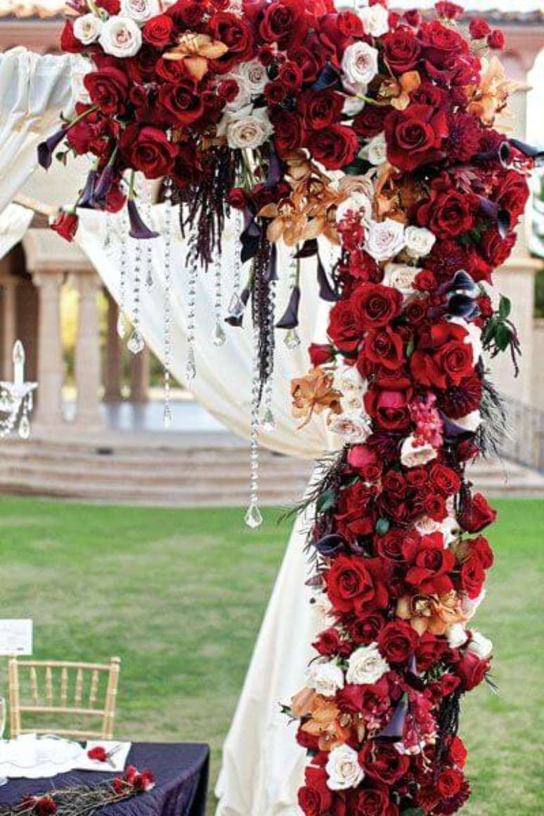 17. A rosa vermelha é perfeita para decorar festas – Via: Pinterest