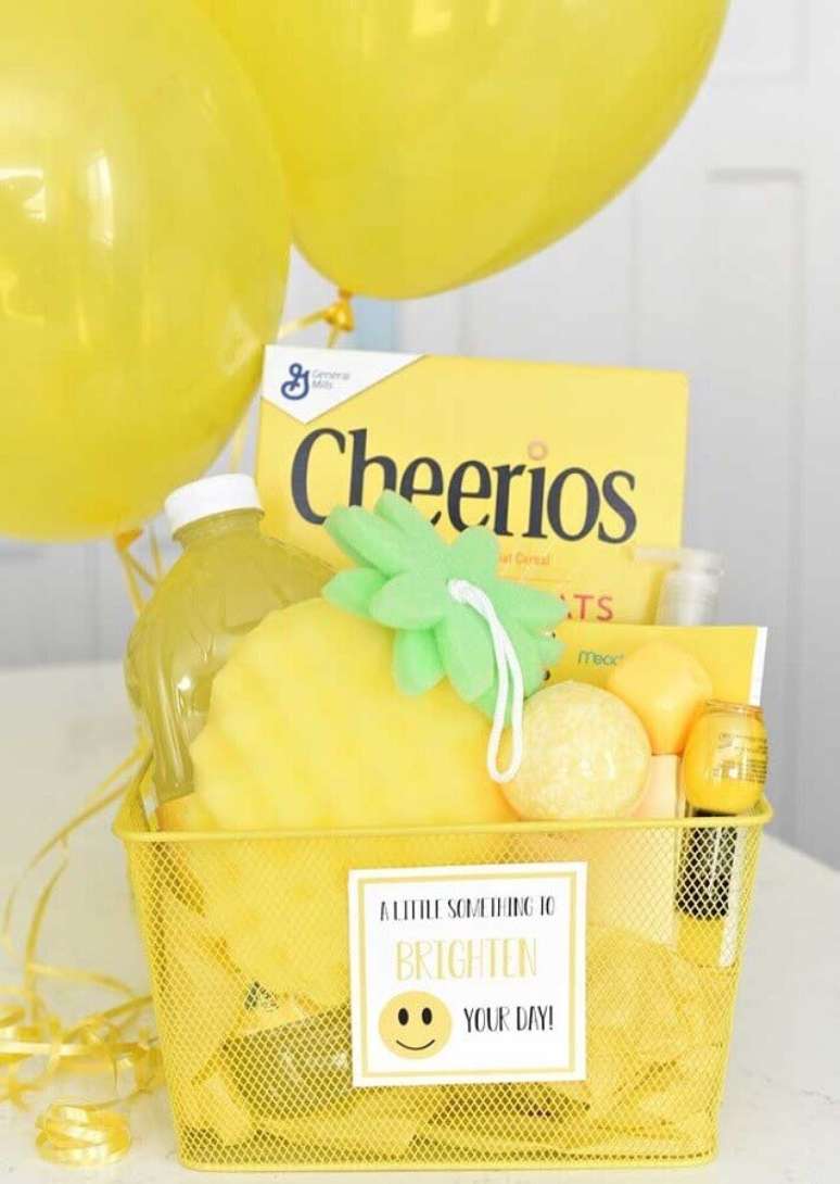 47. Divertida caixa surpresa para amiga decorada em amarelo – Foto: Pinterest